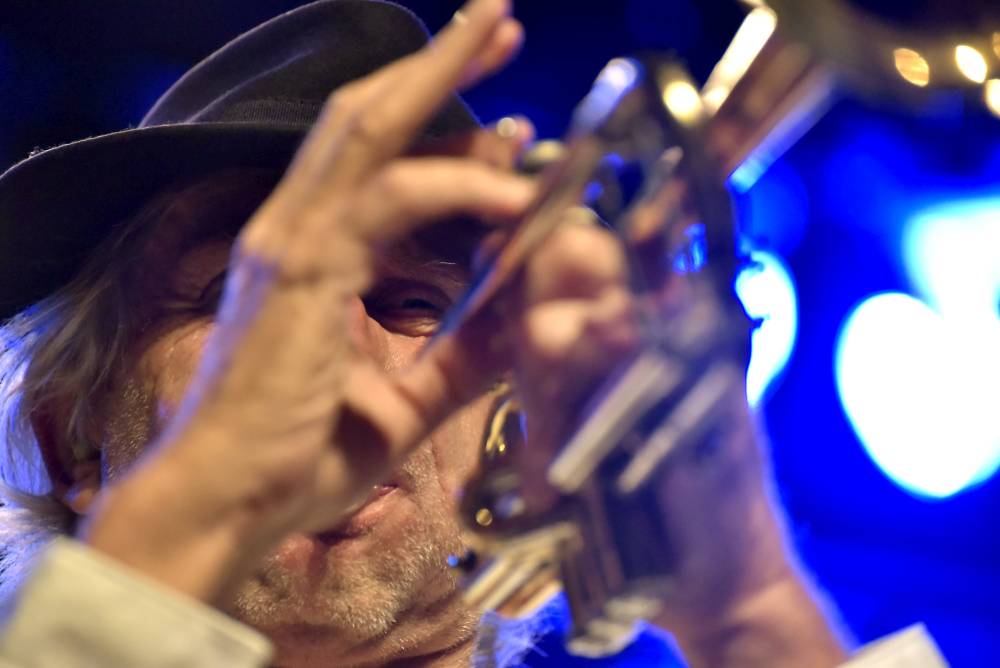 Jazzový trumpetista Erik Truffaz a rapper Nya strhli publikum v pražské Akropoli