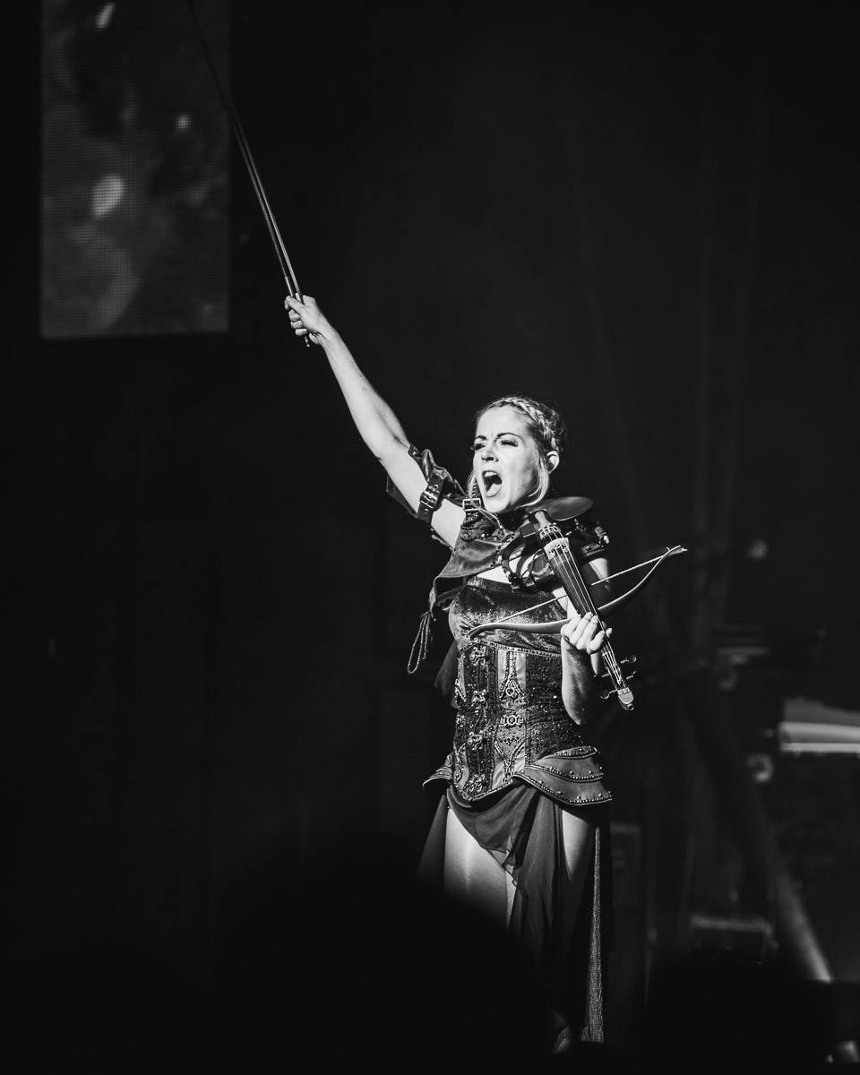 Božská Lindsey Stirling hrála a tančila v O2 universum. Představila se jako Artemis