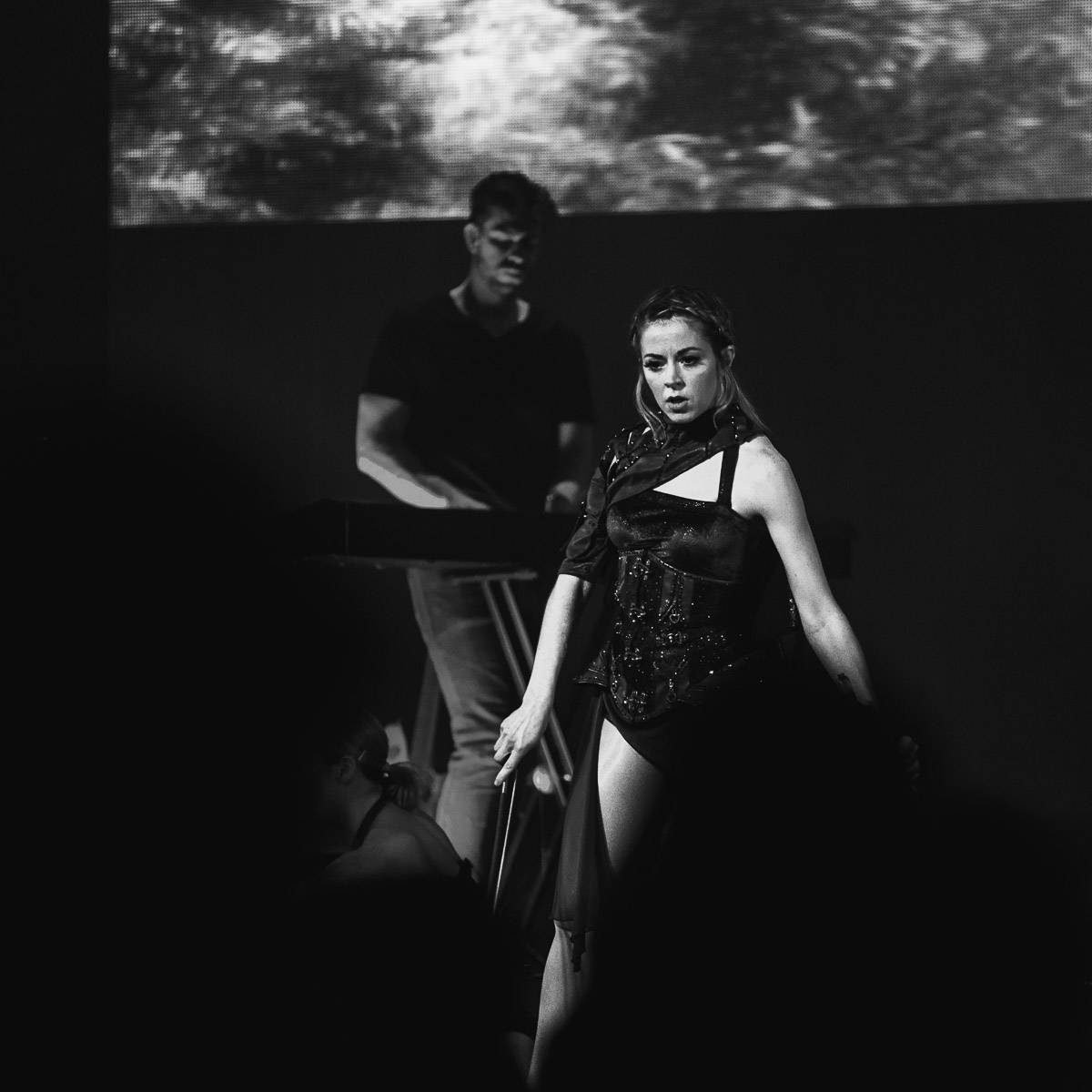 Božská Lindsey Stirling hrála a tančila v O2 universum. Představila se jako Artemis