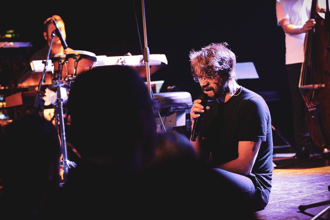 Dan Bárta nabil Palác Akropolis pozitivní energií. S Illustratosphere představil novou desku