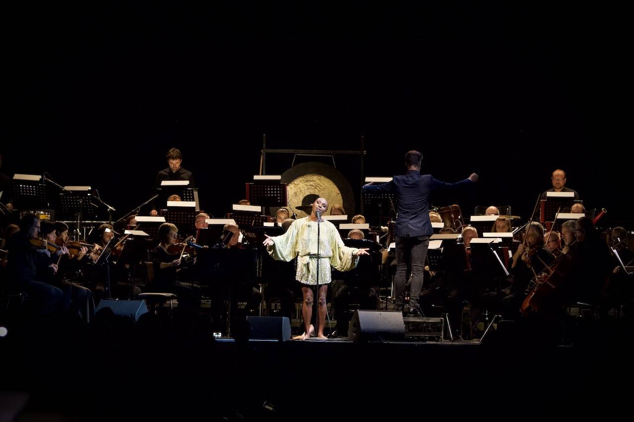 Laura Mvula doprovázená Brněnskou filharmonií přivezla do pražského Fora Karlín unikátní zážitek