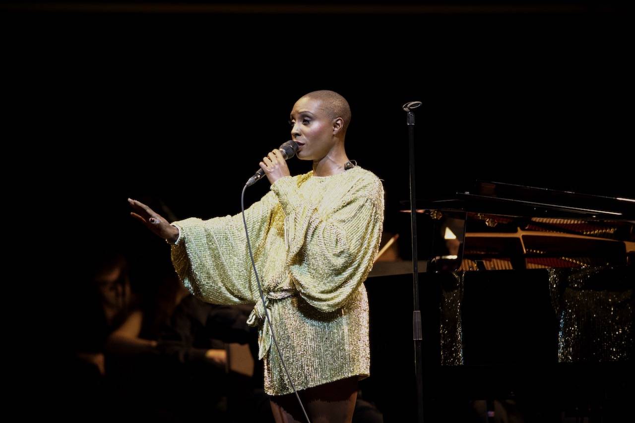 Laura Mvula doprovázená Brněnskou filharmonií přivezla do pražského Fora Karlín unikátní zážitek