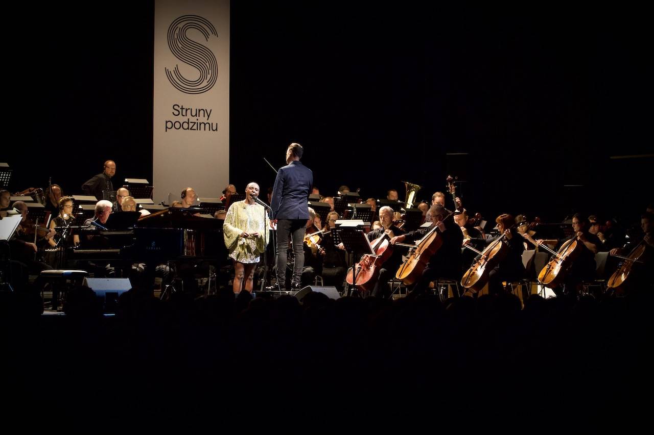 Laura Mvula doprovázená Brněnskou filharmonií přivezla do pražského Fora Karlín unikátní zážitek