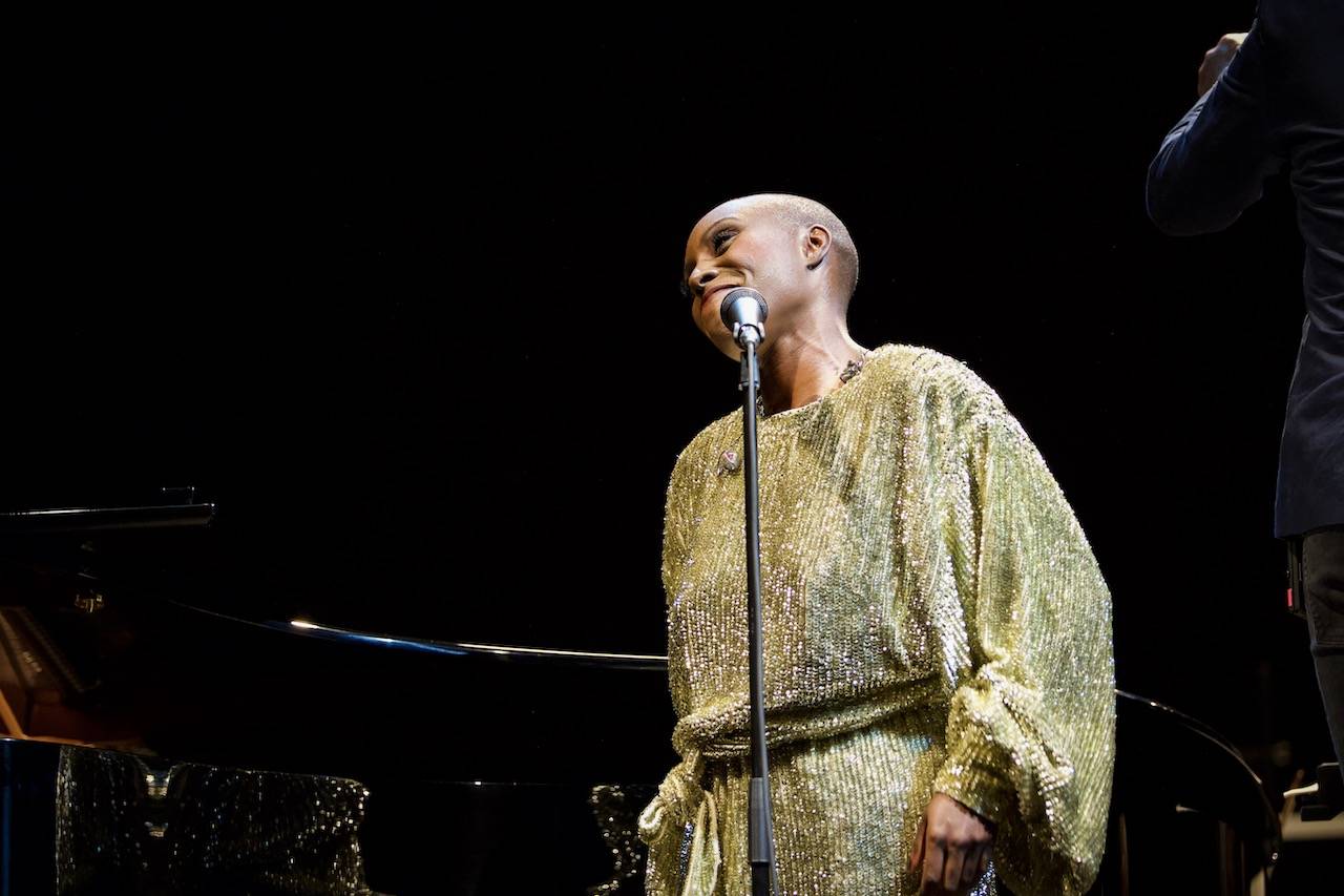 Laura Mvula doprovázená Brněnskou filharmonií přivezla do pražského Fora Karlín unikátní zážitek