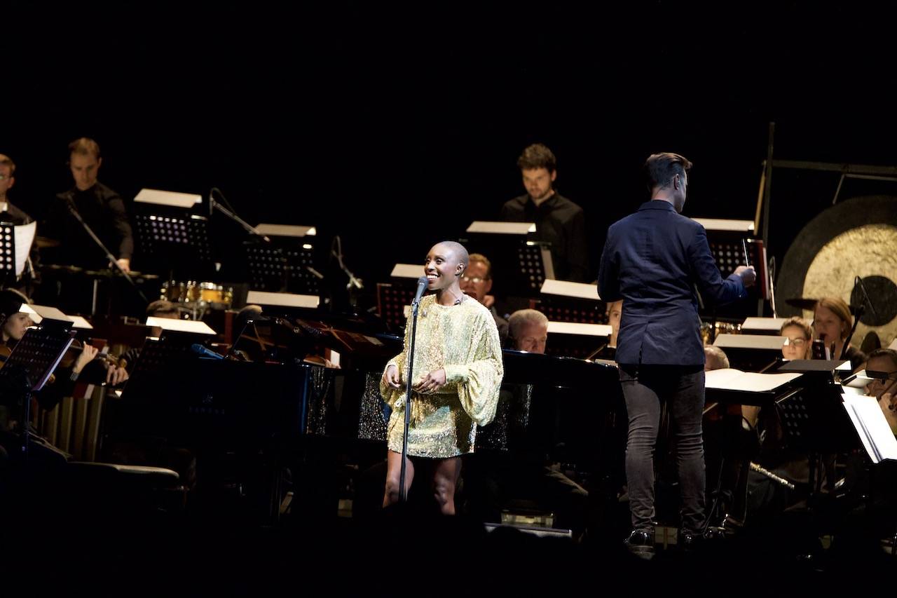 Laura Mvula doprovázená Brněnskou filharmonií přivezla do pražského Fora Karlín unikátní zážitek