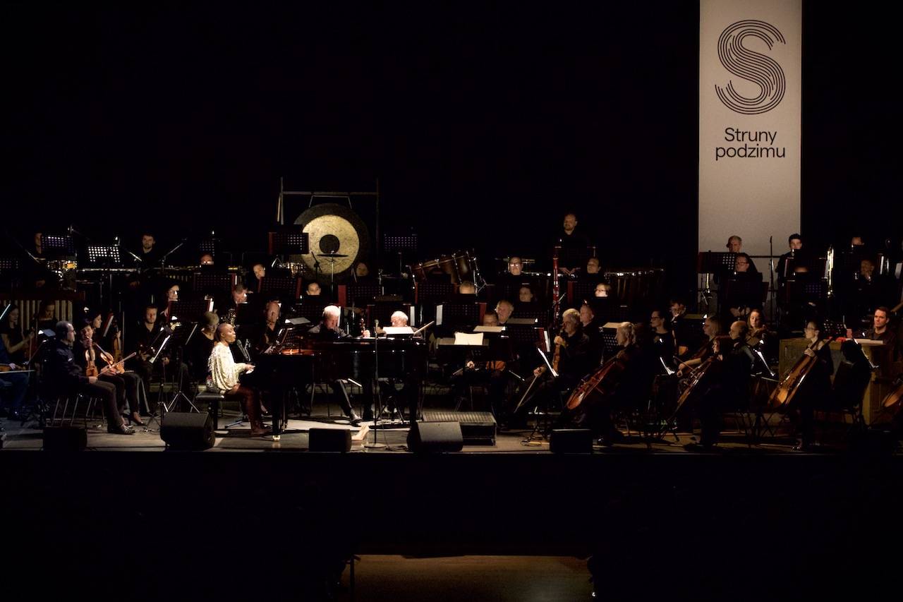 Laura Mvula doprovázená Brněnskou filharmonií přivezla do pražského Fora Karlín unikátní zážitek