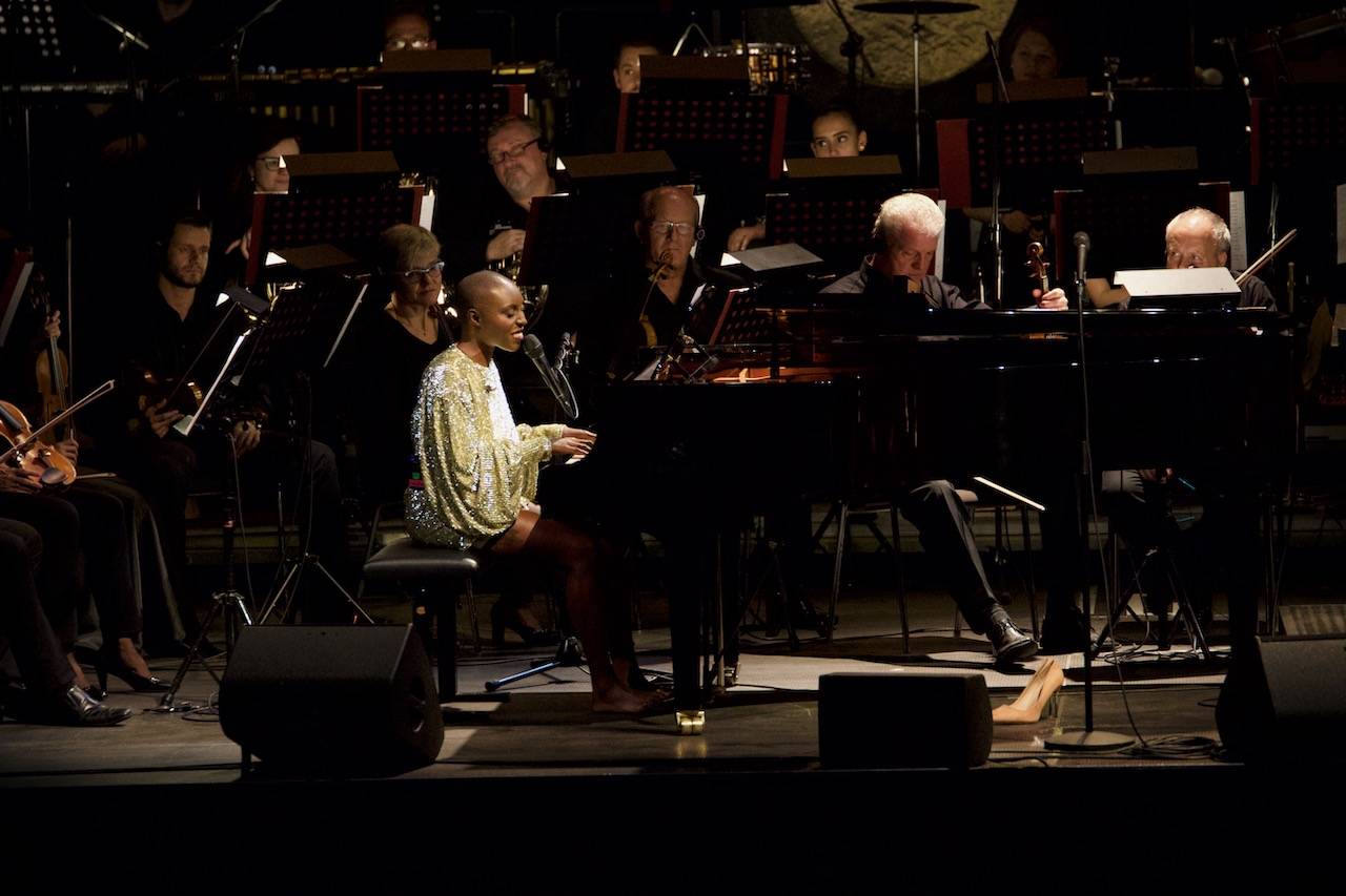 Laura Mvula doprovázená Brněnskou filharmonií přivezla do pražského Fora Karlín unikátní zážitek
