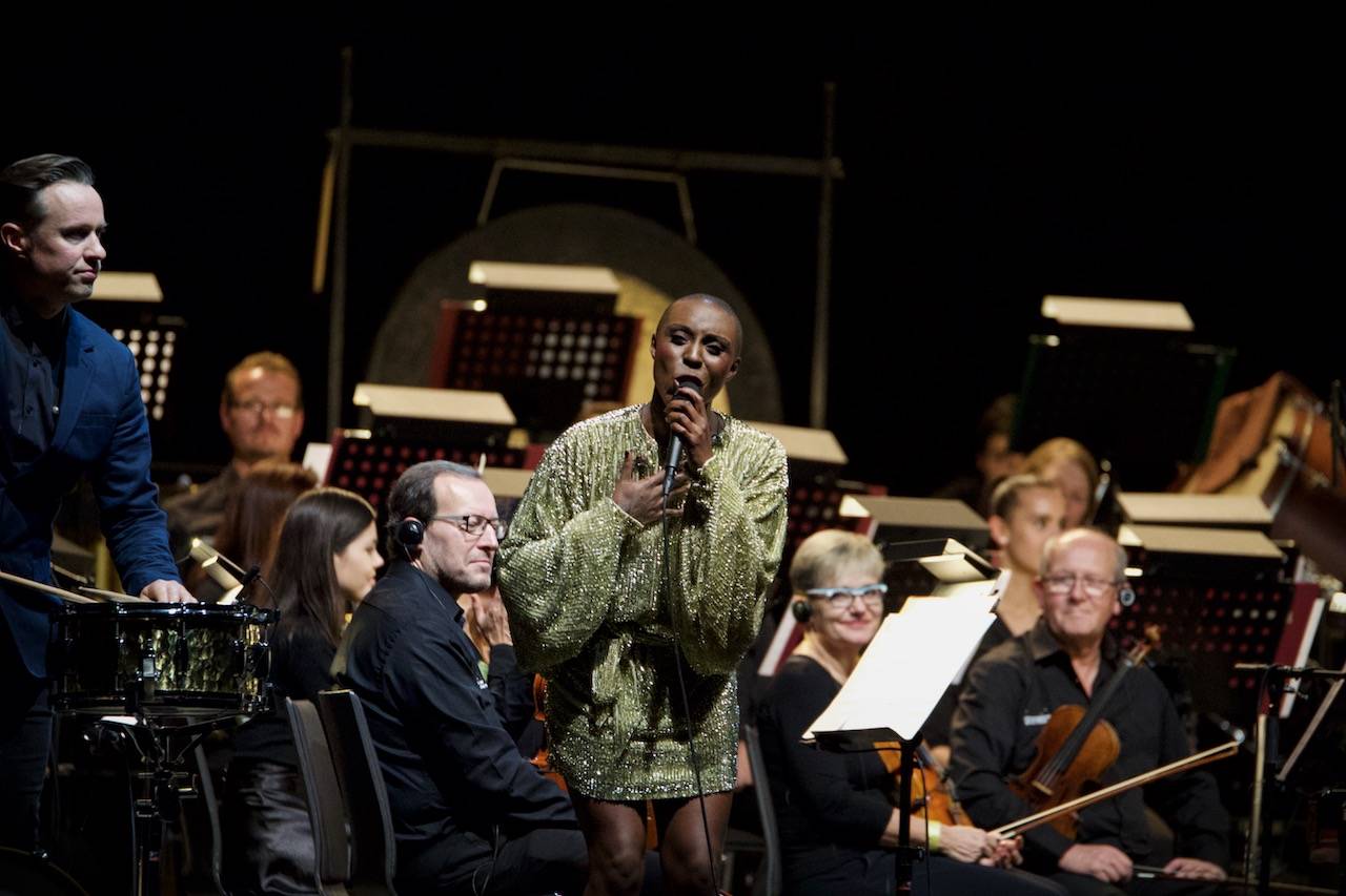 Laura Mvula doprovázená Brněnskou filharmonií přivezla do pražského Fora Karlín unikátní zážitek
