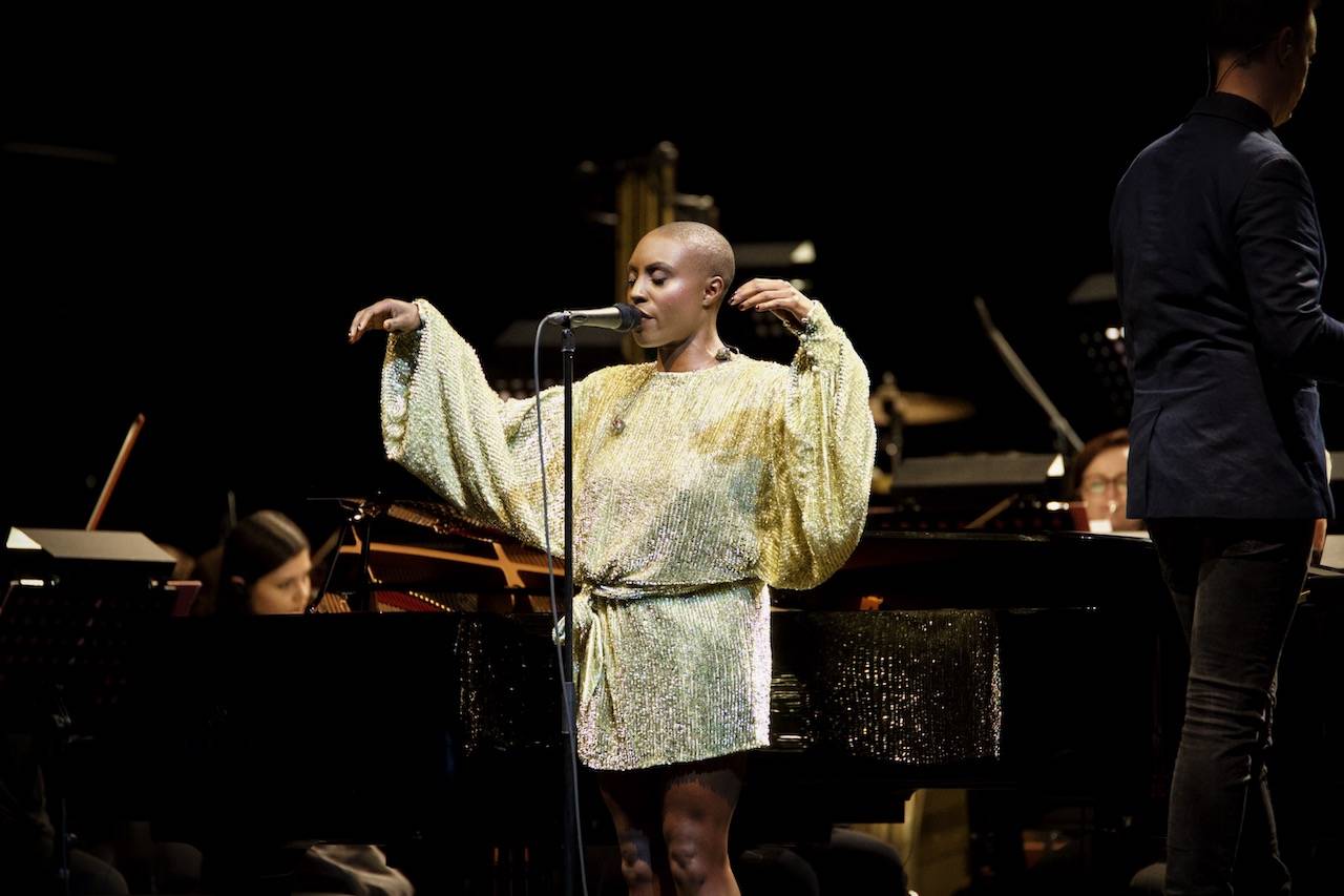 Laura Mvula doprovázená Brněnskou filharmonií přivezla do pražského Fora Karlín unikátní zážitek