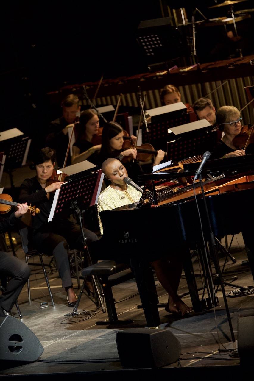 Laura Mvula doprovázená Brněnskou filharmonií přivezla do pražského Fora Karlín unikátní zážitek