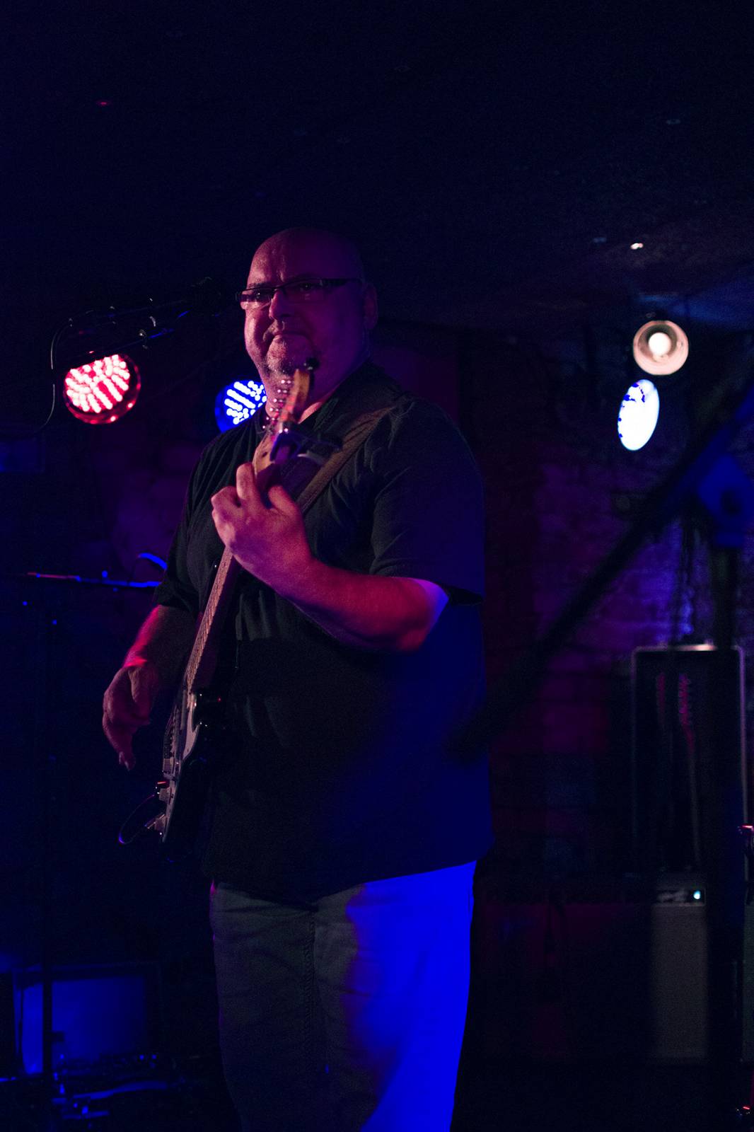 Buty opět dokázali beznadějně vyprodat Café V lese. Zpěvák bavil diváky i svými vtipy