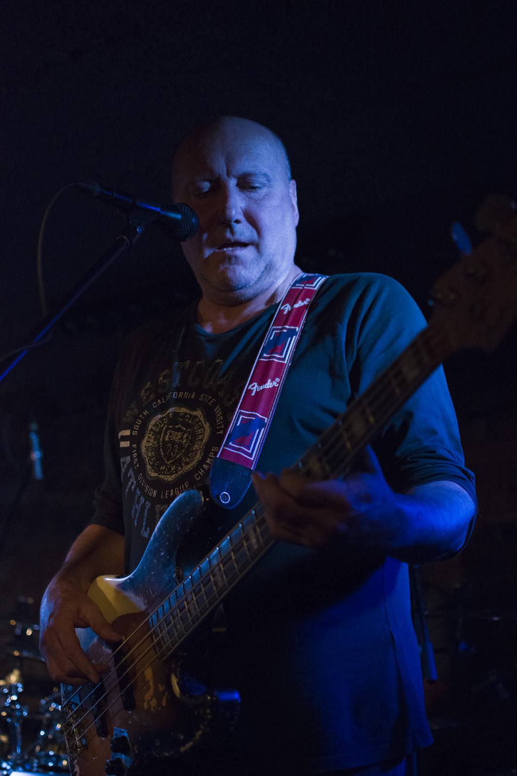 Buty opět dokázali beznadějně vyprodat Café V lese. Zpěvák bavil diváky i svými vtipy