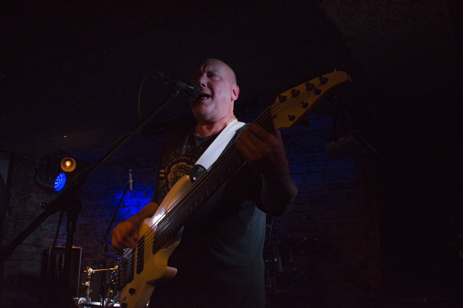 Buty opět dokázali beznadějně vyprodat Café V lese. Zpěvák bavil diváky i svými vtipy