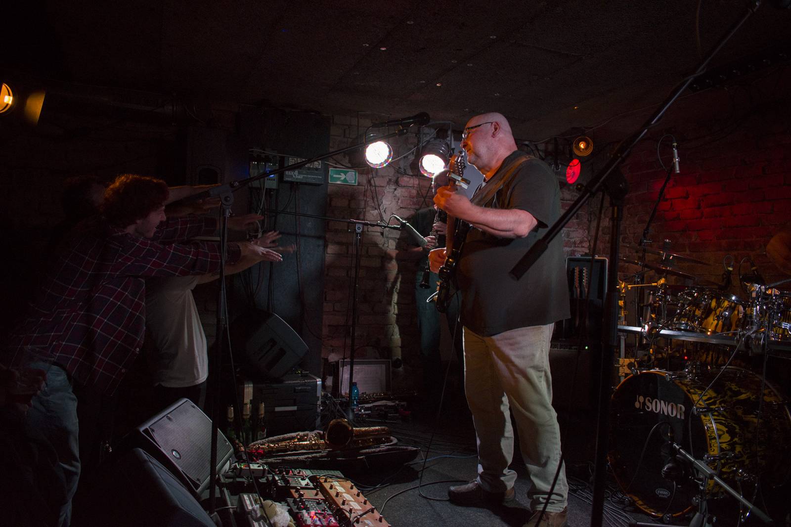 Buty opět dokázali beznadějně vyprodat Café V lese. Zpěvák bavil diváky i svými vtipy