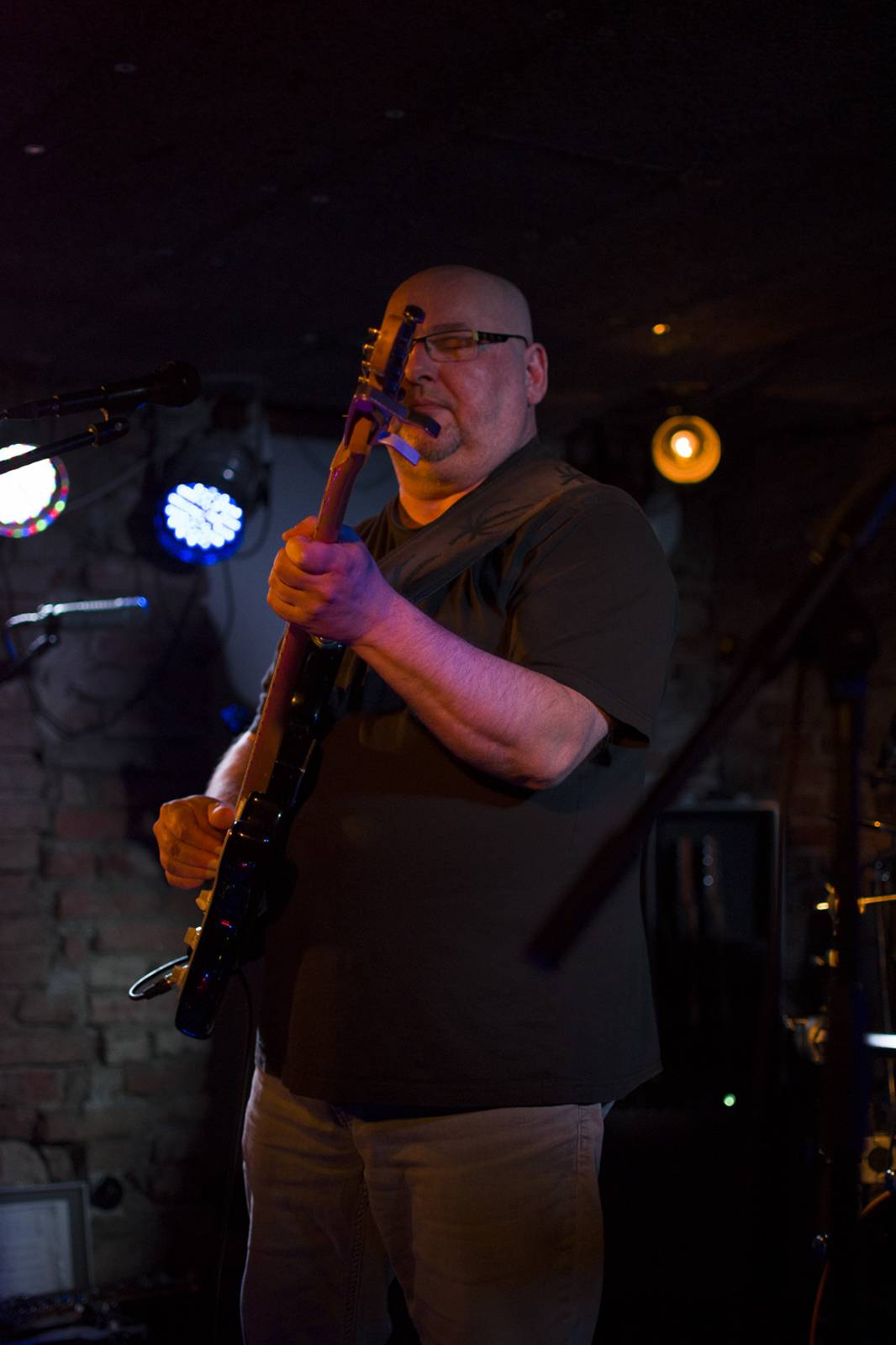 Buty opět dokázali beznadějně vyprodat Café V lese. Zpěvák bavil diváky i svými vtipy