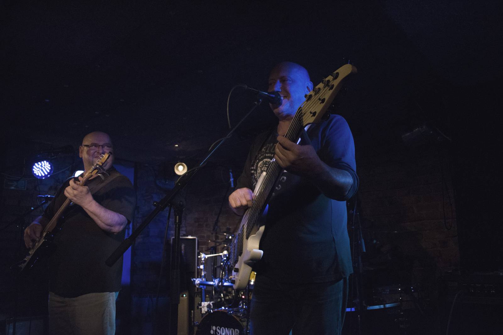 Buty opět dokázali beznadějně vyprodat Café V lese. Zpěvák bavil diváky i svými vtipy