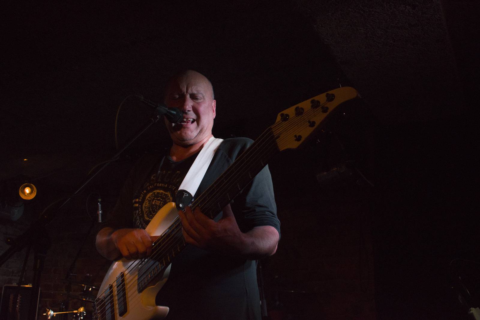 Buty opět dokázali beznadějně vyprodat Café V lese. Zpěvák bavil diváky i svými vtipy