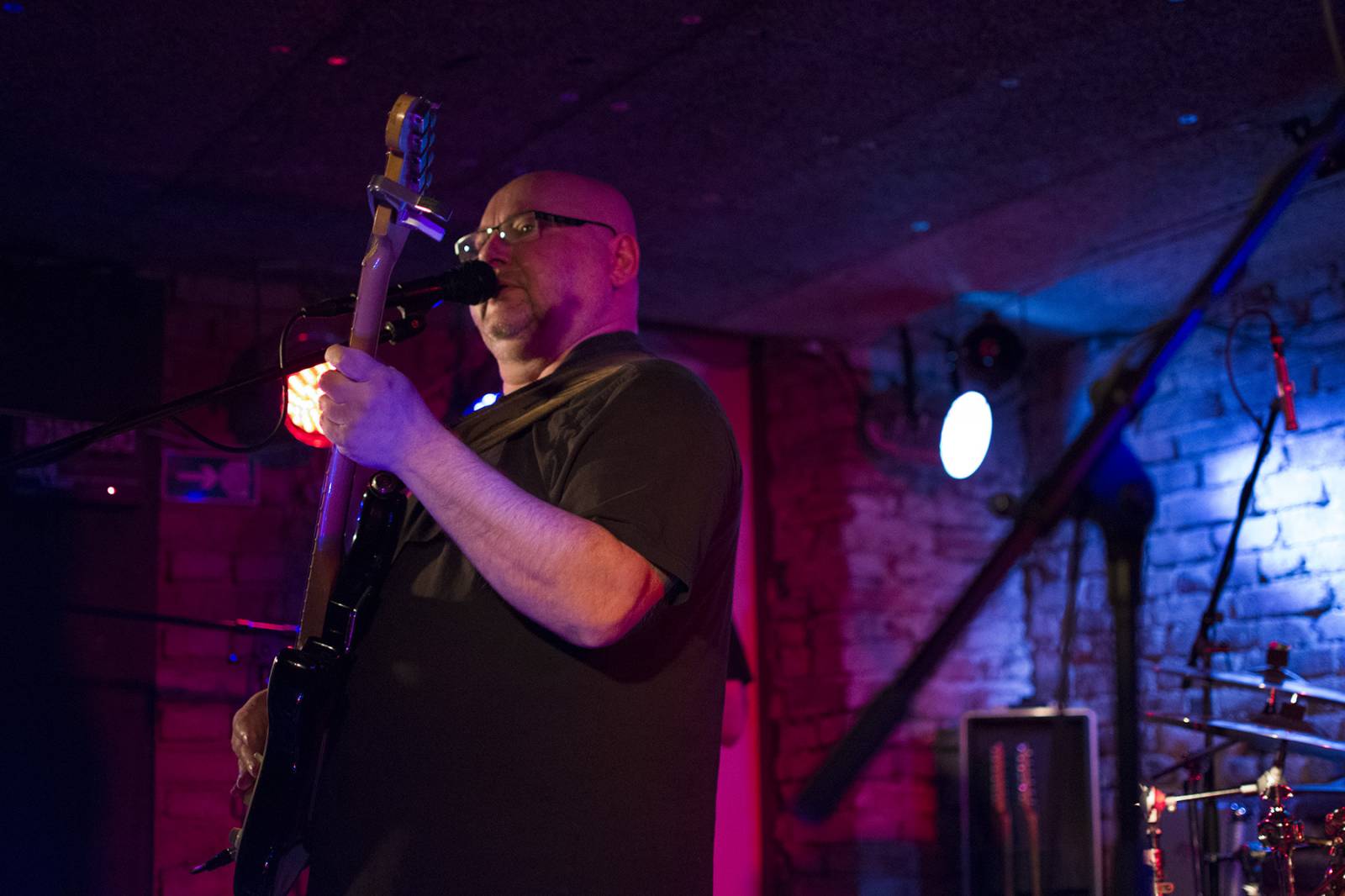 Buty opět dokázali beznadějně vyprodat Café V lese. Zpěvák bavil diváky i svými vtipy