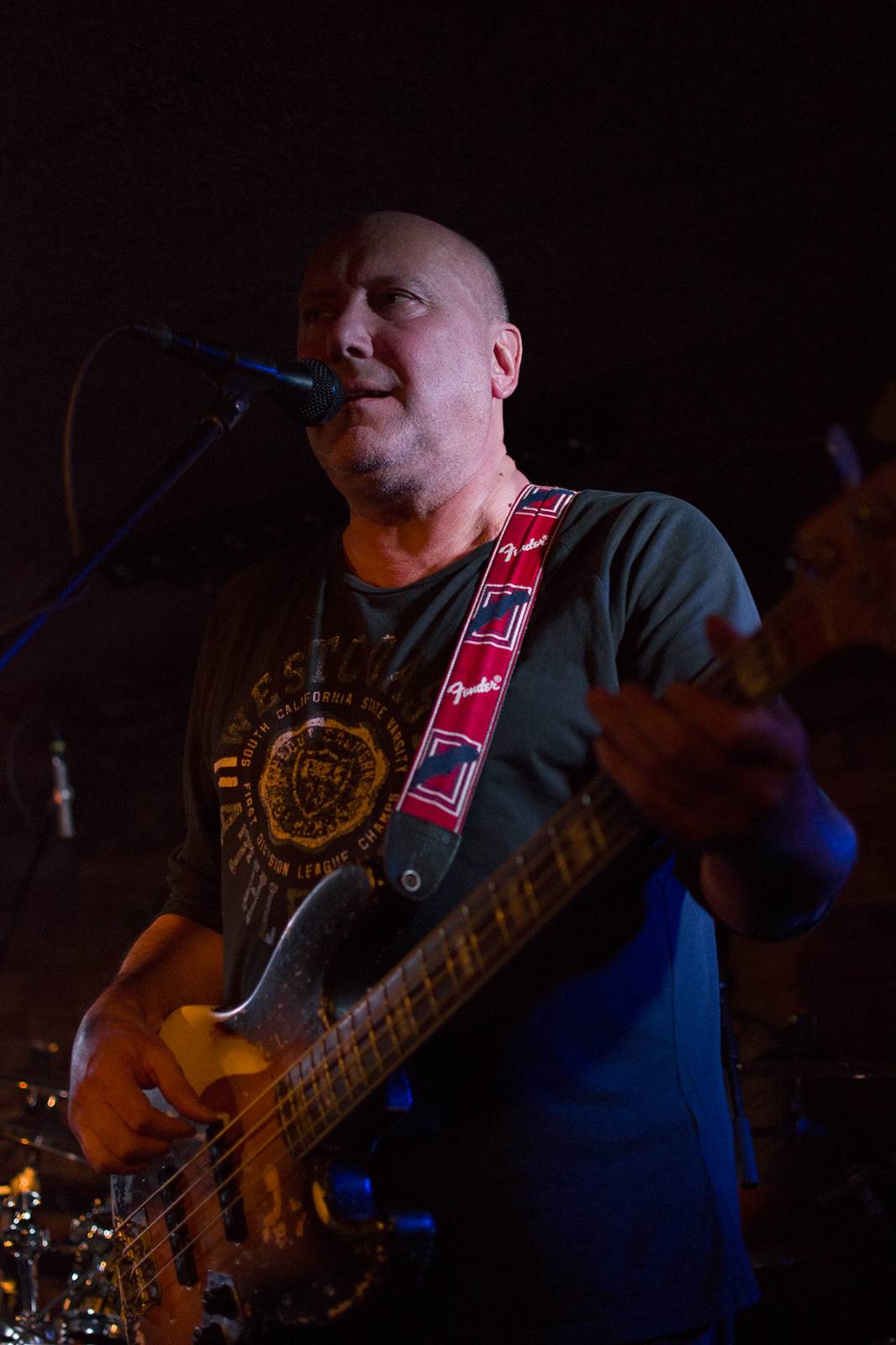 Buty opět dokázali beznadějně vyprodat Café V lese. Zpěvák bavil diváky i svými vtipy