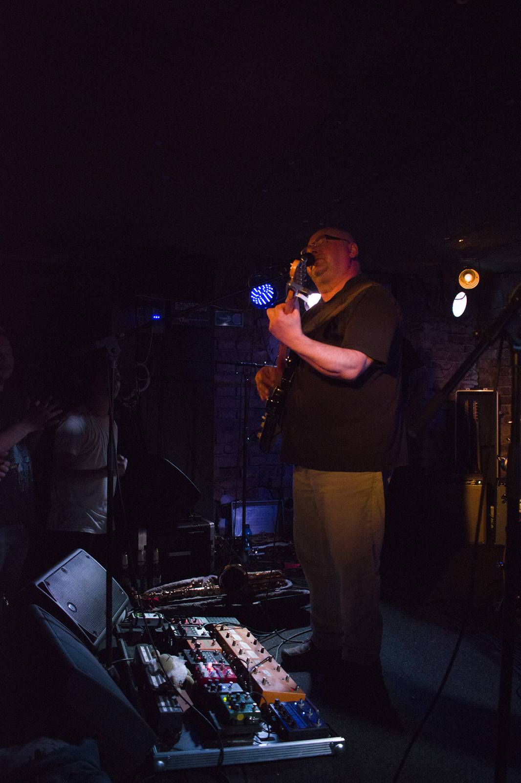 Buty opět dokázali beznadějně vyprodat Café V lese. Zpěvák bavil diváky i svými vtipy