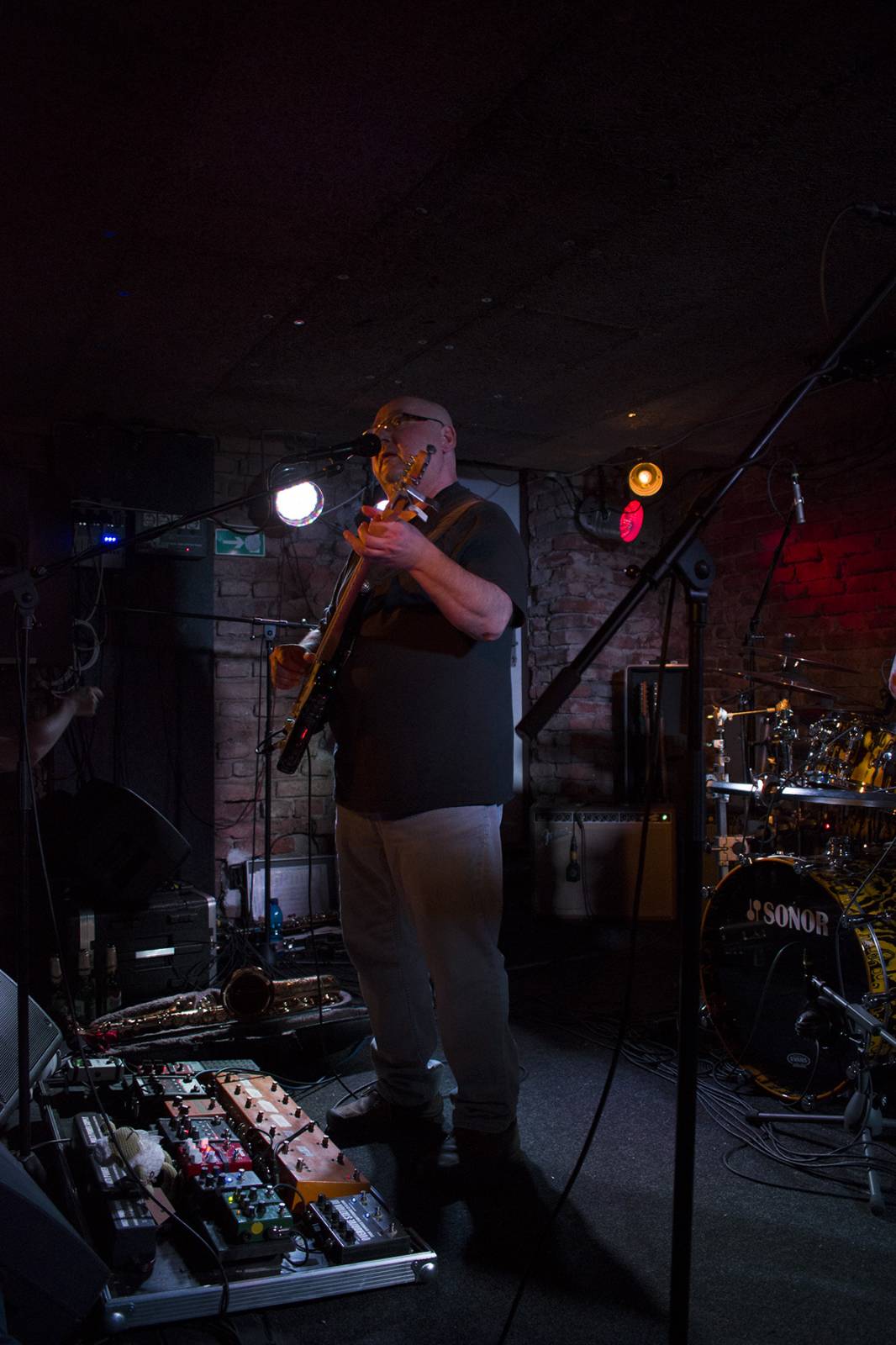 Buty opět dokázali beznadějně vyprodat Café V lese. Zpěvák bavil diváky i svými vtipy