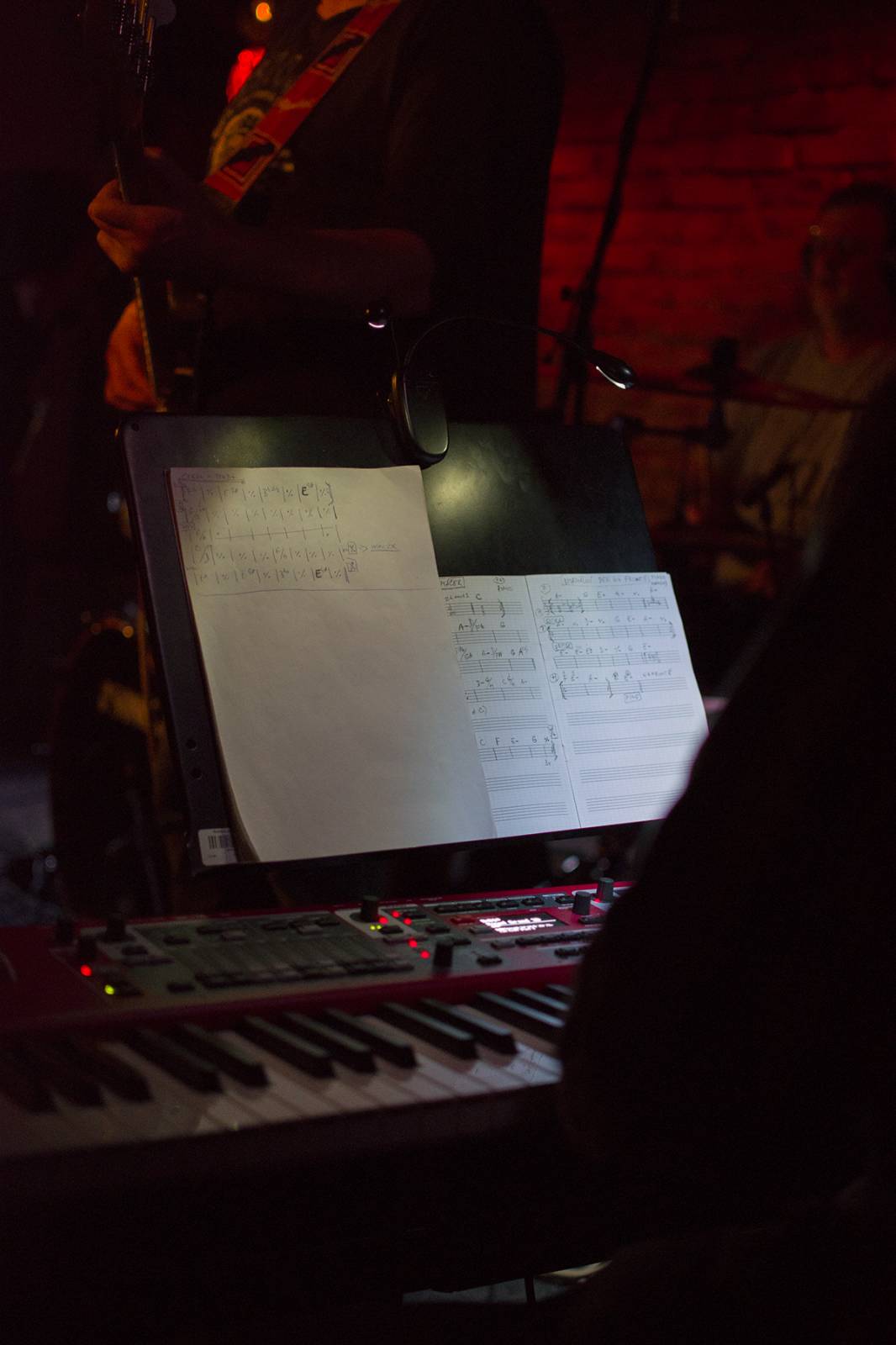 Buty opět dokázali beznadějně vyprodat Café V lese. Zpěvák bavil diváky i svými vtipy