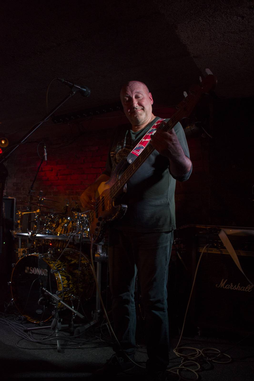 Buty opět dokázali beznadějně vyprodat Café V lese. Zpěvák bavil diváky i svými vtipy