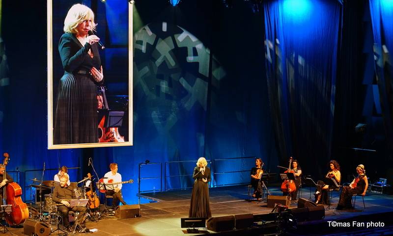 Haně Hegerové ve Foru Karlín gratulovali Lucie Bílá, Štefan Margita, Hana Zagorová a další