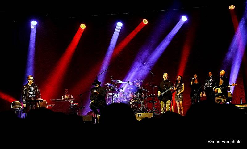 Richard Müller, Michael Kocáb a Ondřej Soukup se ve Foru Karlín vrátili do penzionu Svět