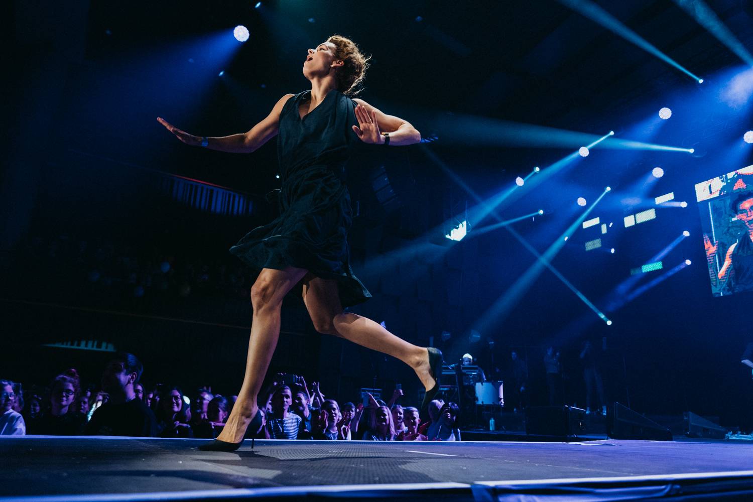 Dojatá Barbora Poláková si splnila sen: Ve Foru Karlín se prolétla nad hlavami diváku