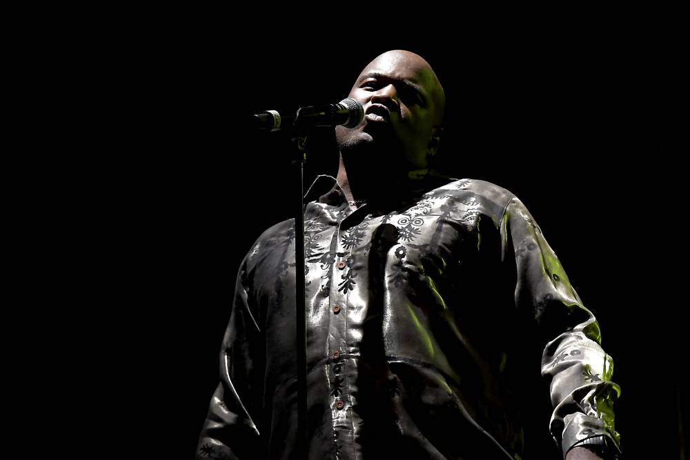 Al McKay's Earth, Wind & Fire roztančili Lucernu v rytmu třpytivého funku