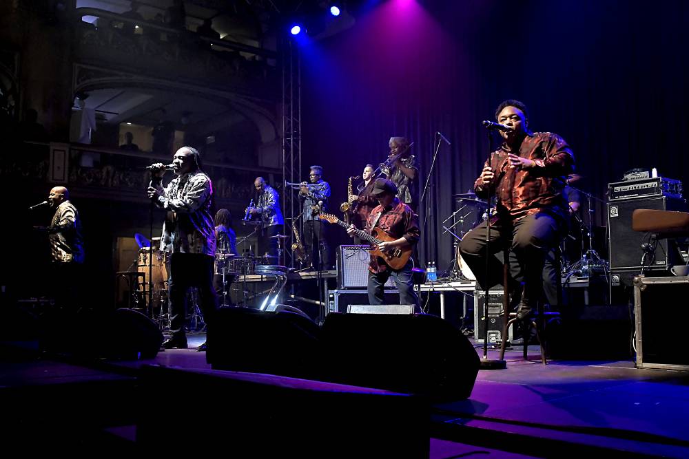 Al McKay's Earth, Wind & Fire roztančili Lucernu v rytmu třpytivého funku