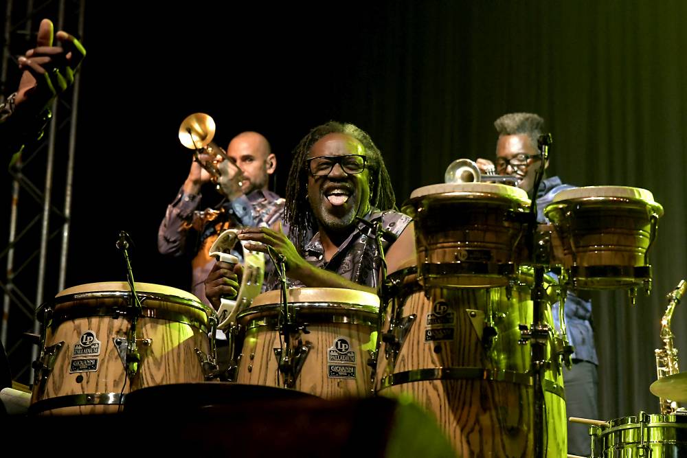 Al McKay's Earth, Wind & Fire roztančili Lucernu v rytmu třpytivého funku