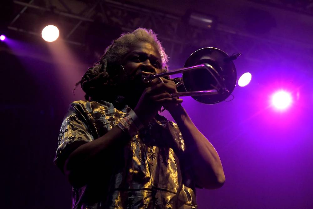 Al McKay's Earth, Wind & Fire roztančili Lucernu v rytmu třpytivého funku