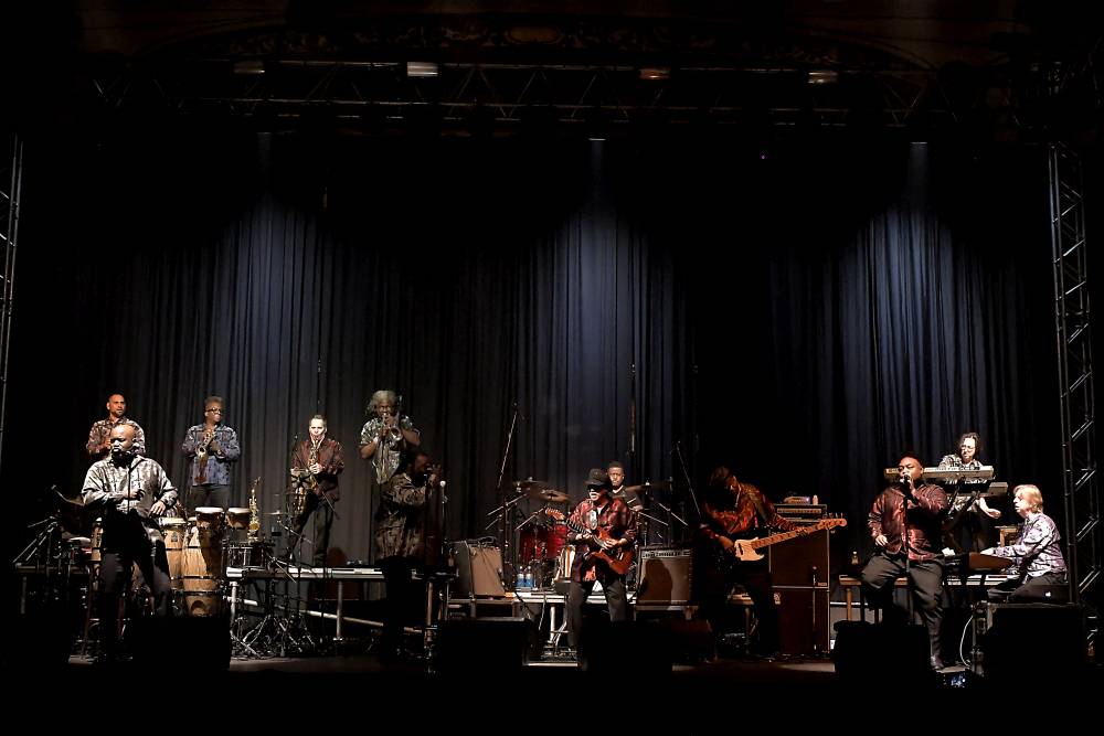 Al McKay's Earth, Wind & Fire roztančili Lucernu v rytmu třpytivého funku