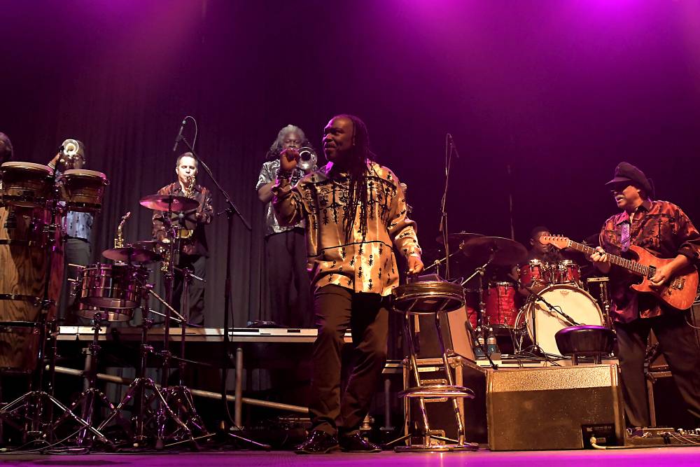 Al McKay's Earth, Wind & Fire roztančili Lucernu v rytmu třpytivého funku