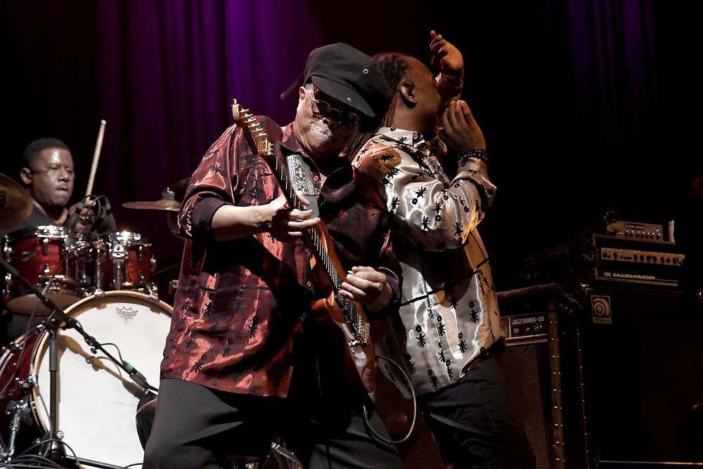 Al McKay's Earth, Wind & Fire roztančili Lucernu v rytmu třpytivého funku