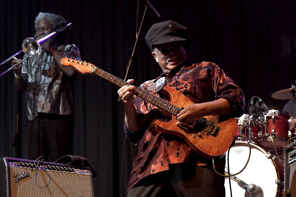 Al McKay's Earth, Wind & Fire roztančili Lucernu v rytmu třpytivého funku