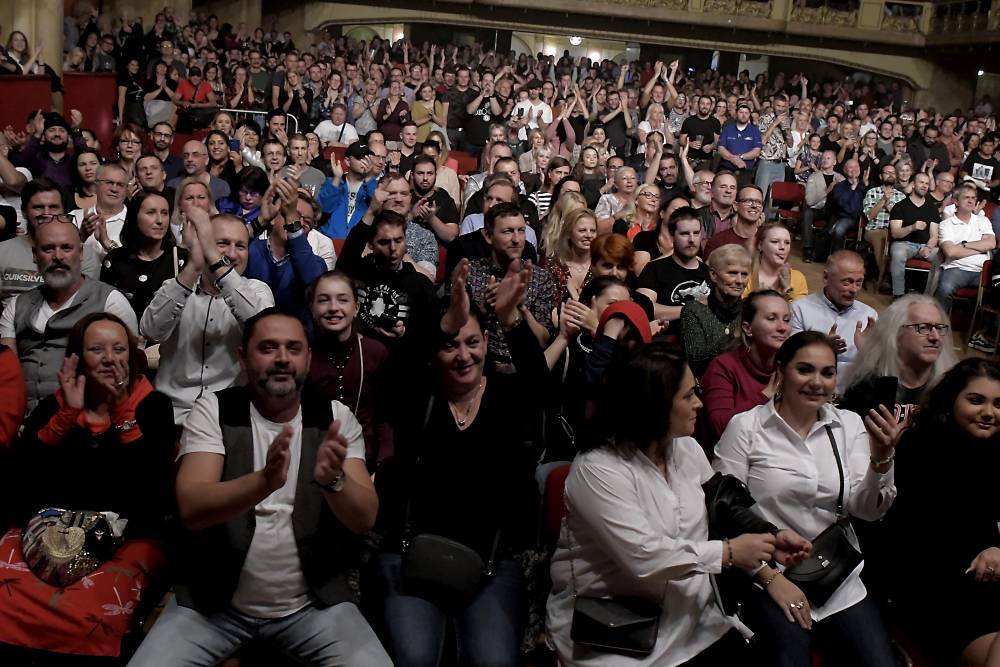 Al McKay's Earth, Wind & Fire roztančili Lucernu v rytmu třpytivého funku