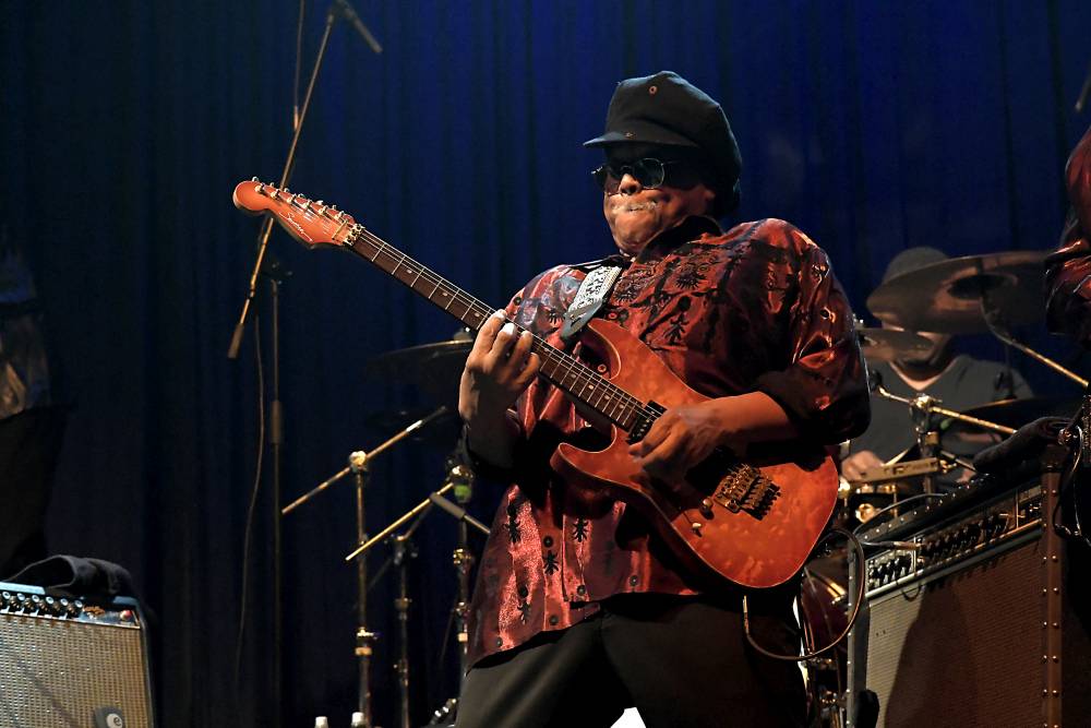 Al McKay's Earth, Wind & Fire roztančili Lucernu v rytmu třpytivého funku