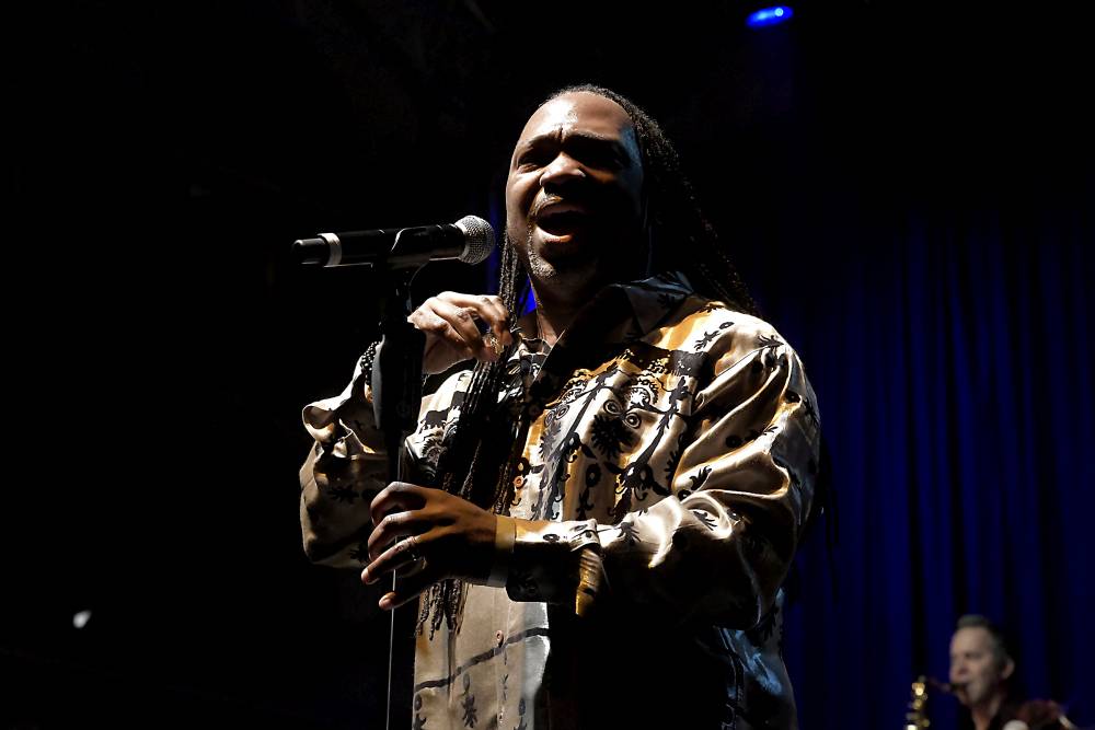 Al McKay's Earth, Wind & Fire roztančili Lucernu v rytmu třpytivého funku