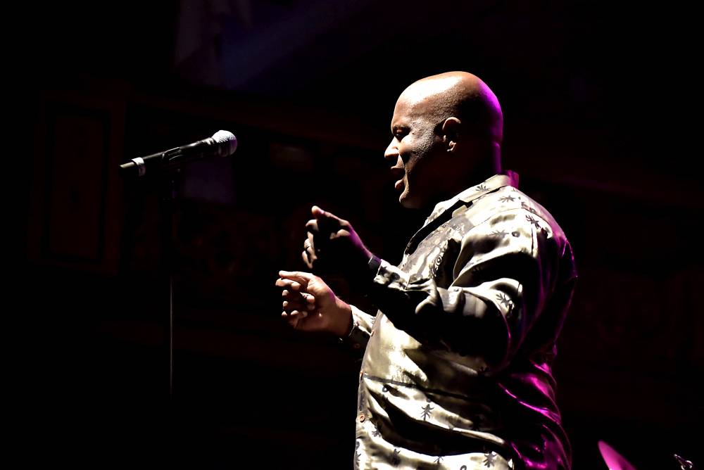 Al McKay's Earth, Wind & Fire roztančili Lucernu v rytmu třpytivého funku