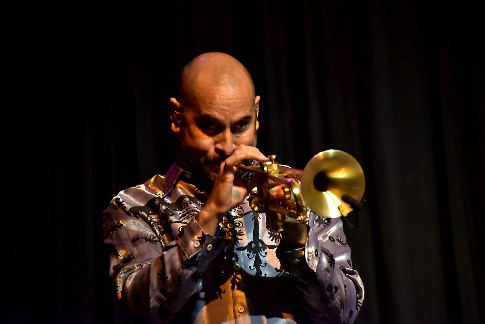 Al McKay's Earth, Wind & Fire roztančili Lucernu v rytmu třpytivého funku