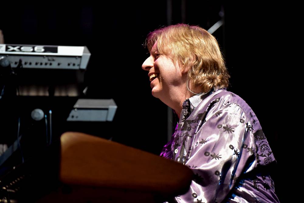 Al McKay's Earth, Wind & Fire roztančili Lucernu v rytmu třpytivého funku