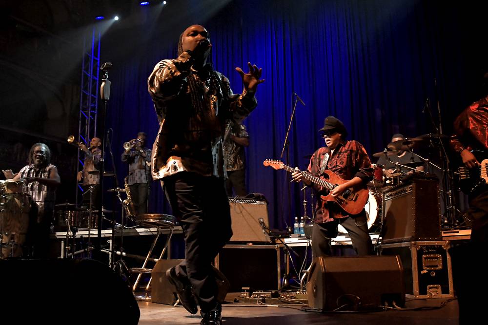 Al McKay's Earth, Wind & Fire roztančili Lucernu v rytmu třpytivého funku