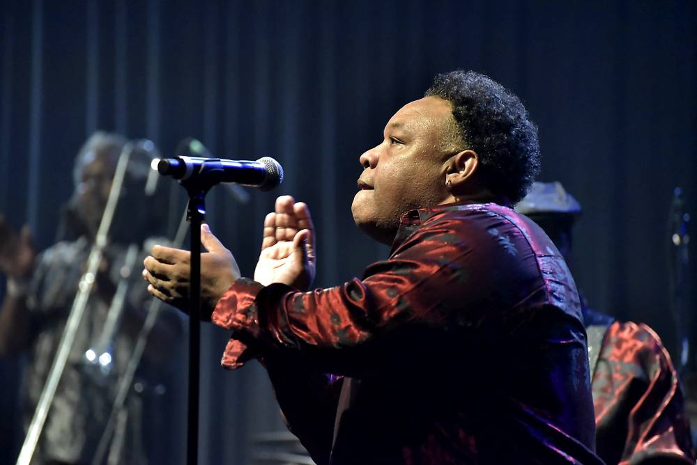 Al McKay's Earth, Wind & Fire roztančili Lucernu v rytmu třpytivého funku