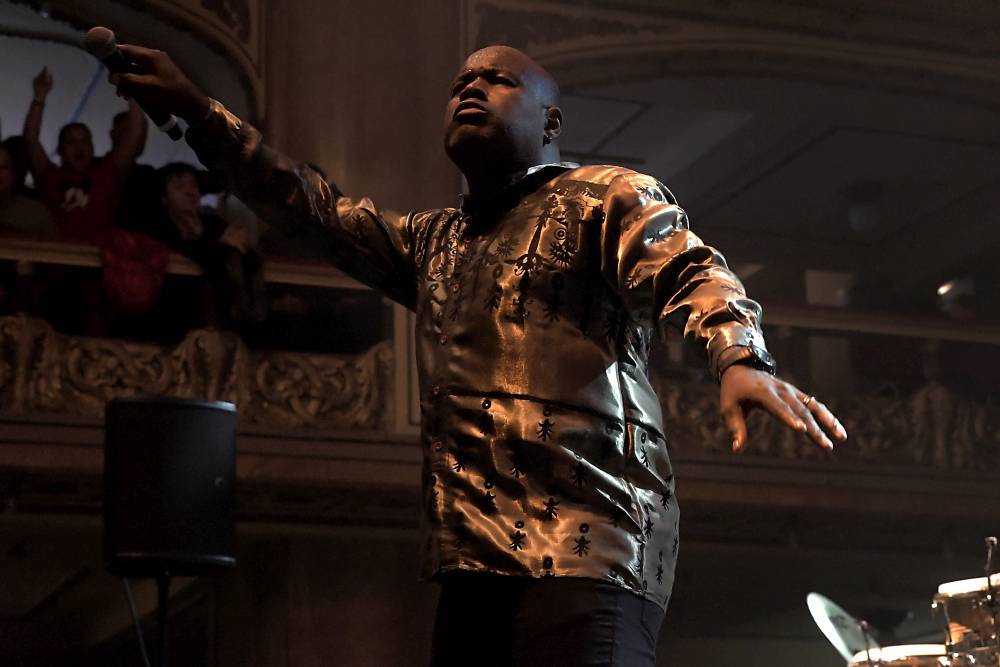 Al McKay's Earth, Wind & Fire roztančili Lucernu v rytmu třpytivého funku