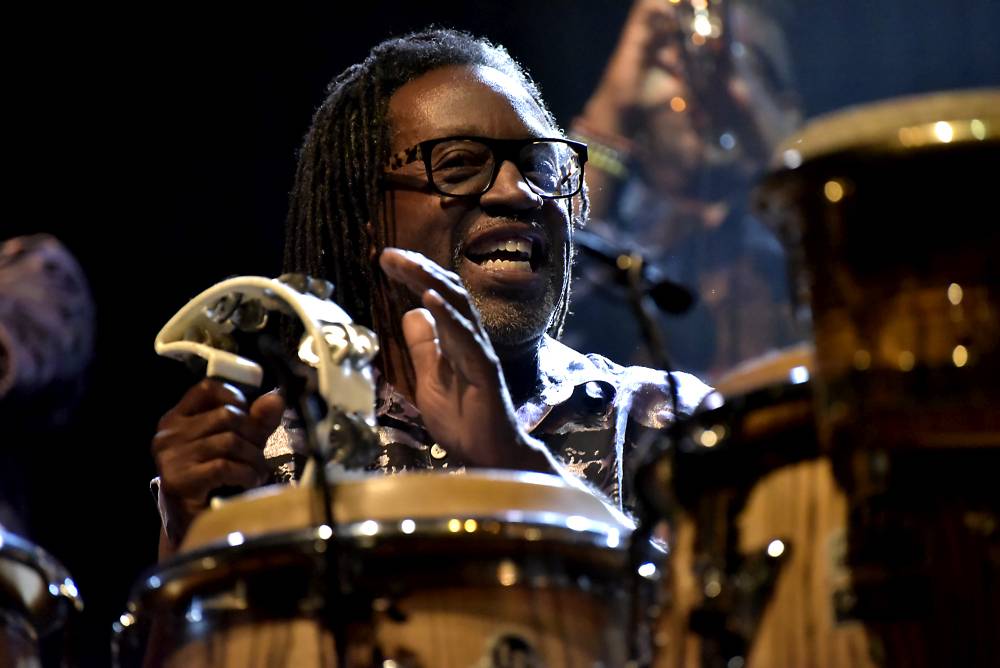 Al McKay's Earth, Wind & Fire roztančili Lucernu v rytmu třpytivého funku