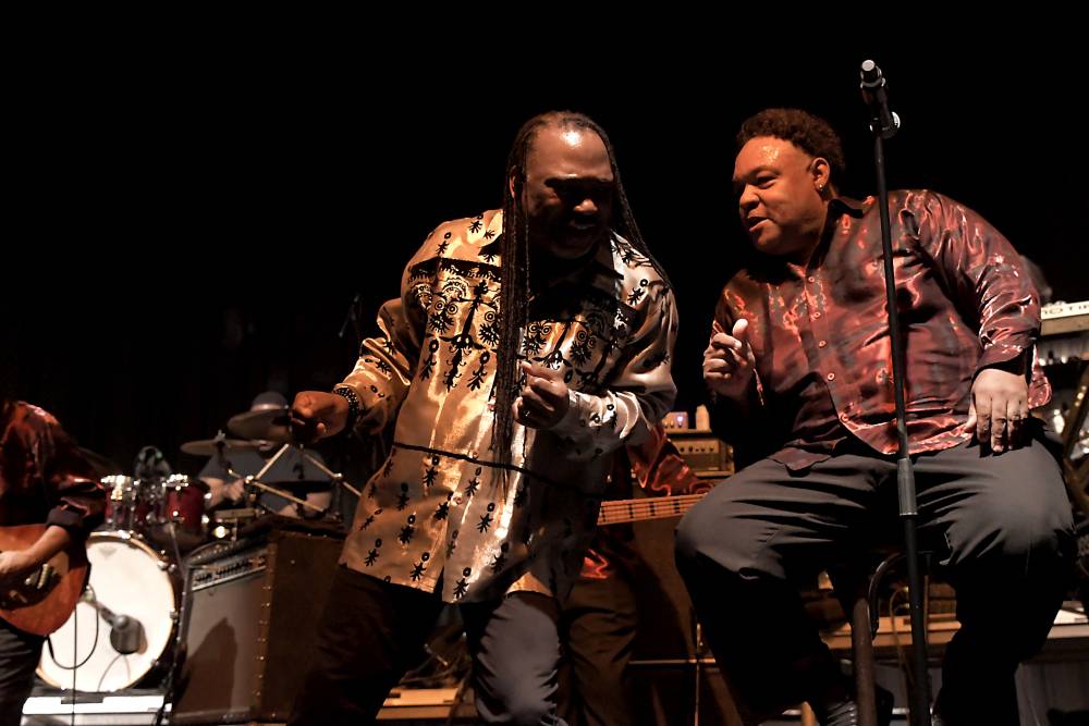 Al McKay's Earth, Wind & Fire roztančili Lucernu v rytmu třpytivého funku