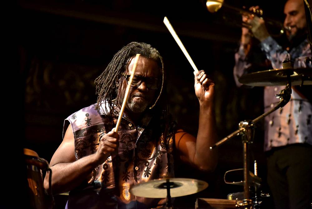 Al McKay's Earth, Wind & Fire roztančili Lucernu v rytmu třpytivého funku